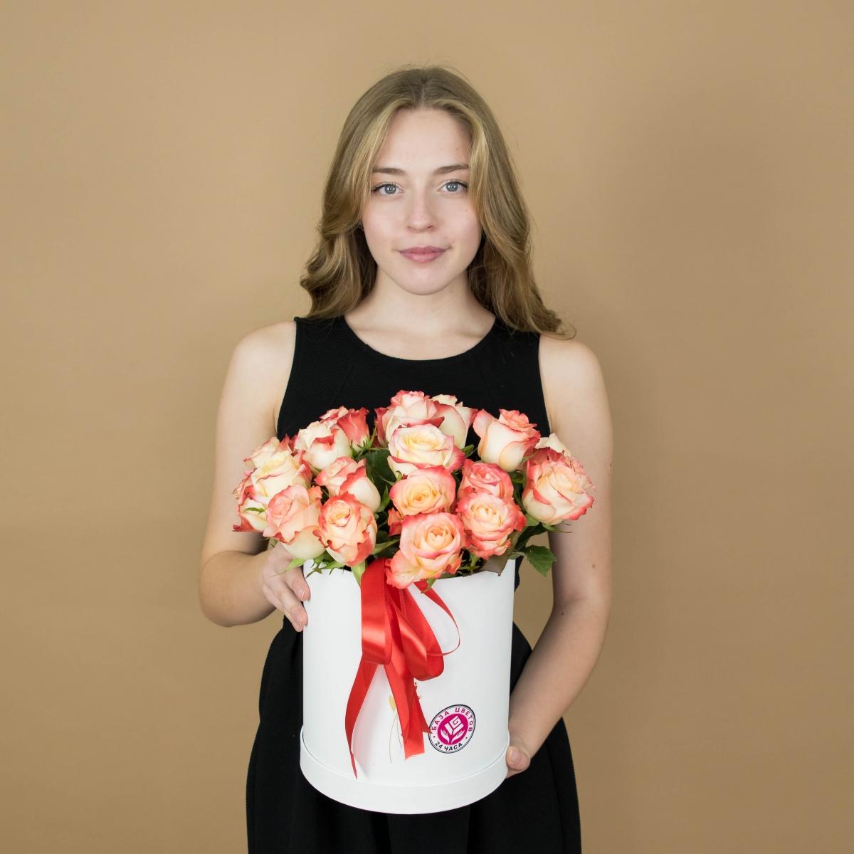 Розы красно-белые в шляпной коробке (код товара  4056)