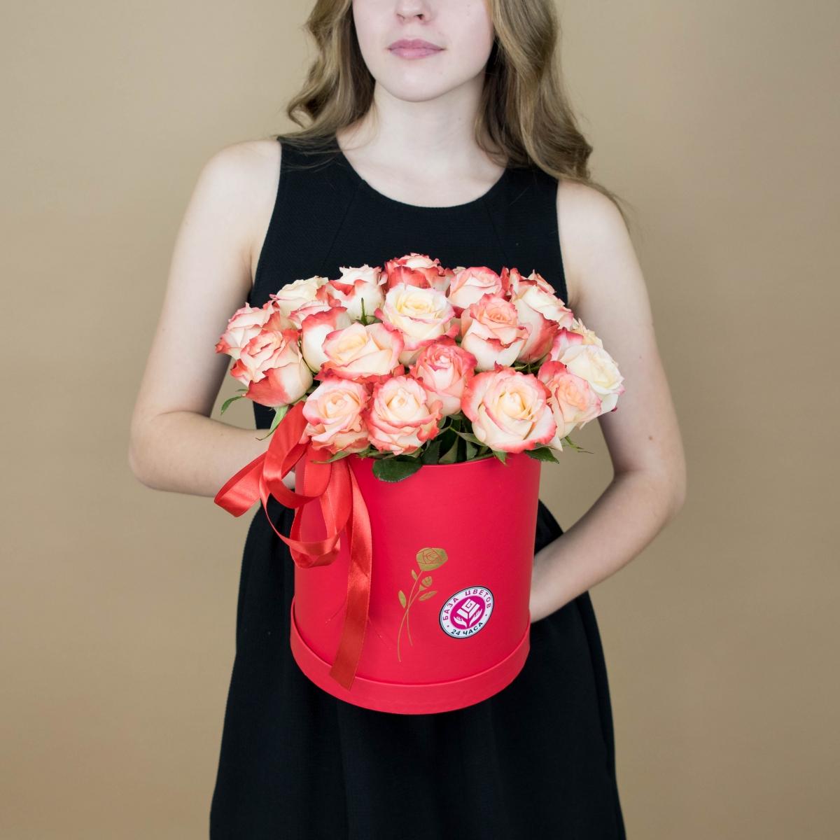 Розы красно-белые в шляпной коробке (код товара  4056)